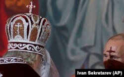 Патріарх РПЦ Кирило (Гундяєв) і президент Росії Володимир Путін на великодній службі у храмі Христа-Спасителя в Москві, 2015 рік