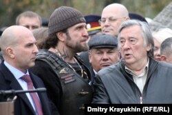 Байкер Хирург и писатель Александр Проханов на открытии памятника Ивану Грозному