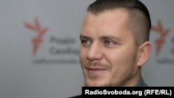 Після вимушеного переїзду Вікарчук відкрив туристичну агенцію