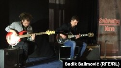 Miroslav i Muamer, mladi entuzijasti koji godinama nastoje pronaći novac za obnovu Omladinskog doma