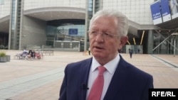 Skender Hiseni tvrdi da nema razloga za brigu jer će se razgovori nastaviti ali insistira da ne može postojati drugačiji sporazum osim onog koji obuhvata međusobno priznanje