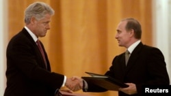 ბილ კლინტონი (მარცხნივ) და ვლადიმირ პუტინი. 2000 წლის 4 ივნისი