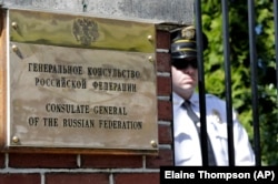 ამერიკის უშიშროების სამსახურის წარმომადგენელი სიეტლში, რუსეთის გენერალური კონსულის ყოფილი რეზიდენციის კარიბჭესთან. 2018 წლის 25 აპრილი