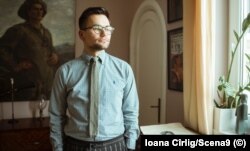 Viktor Ćobotaru: "Čuo sam (službenika u pošti) kako kaže ‘onaj homoseksualac traži poštu svog partnera’. To je bilo ponižavajuće pred svim onim ljudima tamo"