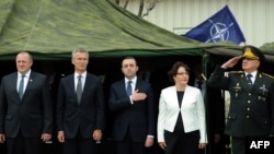 გიორგი მარგველაშვილი, იენს სტოლტენბერგი, ირაკლი ღარიბაშვილი, თინა ხიდაშელი და ვახტანგ კაპანაძე ნატო-საქართველოს ერთობლივი წვრთნის ცენტრის გახსნისას, 2015 წლის 27 აგვისტო