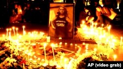 Stotine ljudi sa zapaljenim svijećama odavali počast i žalili Marinovu u njenom rodnom Ruseu i u Sofiji.