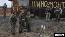 Бойовики в Нижній Кринці біля могили