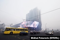 Gradski prijevoz je u jadnom stanju, a na ulicama saobraća više od 140.000 automobila, čija je prosječna starost 16 godina (Foto: Sarajevo, decembar 2015)