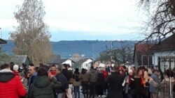 U petak su trebale početi nove mjere koje podrazumijevaju ograničeno kretanje migranata (protest građana ispreed 'Bire')