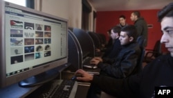 Mladi u palestinskoj Ramali, inspirisani Arapskim proljećem, pregledaju svoje Facebook naloge