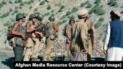 საბჭოთა ჯარისკაცებისა და ავღანელი კაცების იშვიათი საერთო ფოტო. ერთ-ერთი ჯარისკაცის მოგონებით, მას უთხრეს, "ავღანელ ხალხს ფეოდალიზმის დასრულებასა და მშვენიერი სოციალისტური საზოგადოების შენებაში ვეხმარებითო".