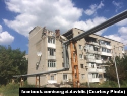 Житлова багатоповерхівка в Мар'їнці. Сергій Давідіс: «Це потрапляння 2014-го року. Мар'їнка. Загинуло, за словами місцевих жителів, 3 або 4 людини»