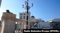 Centar Skoplja, gde je u proteklih nekoliko godina realizovan projekat Skopje 2014. Grad je dobio nove mostove, spomenike, zgrade i barokne fasade, brodove na Vardaru.