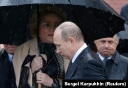 Президент Росії Володимир Путін (посередині) і голова Ради федерації Валентина Матвієнко (ліворуч). Москва, 22 червня 2017 року