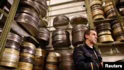 Suviše je sećanje na SFRJ definisano tim pričama o cenzuri, koje mlađim ljudima mnogo ne znače jer su oni suočeni sa mnogo perfidnijim oblikom cenzure, kaže Dimitrijević