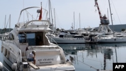 Pogled na luku u Boki Kotorskoj. Zabeleženo maja 2020.