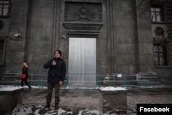 Глеб Астафьев у двери ФСБ, которую поджег Петр Павленский