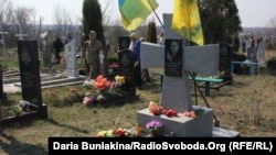 Люди збираються на мітинг-реквієм біля могили Василя Сергієнка