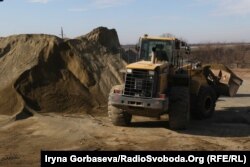 Cырье для производства асфальта подрядчик получает из местных карьеров