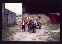 კევინ ტულისი და ოჯახის სხვა წევრები, ირლანდია, სოფელი დუკინელა, კუნძული აკილი, მაიოს საგრაფო