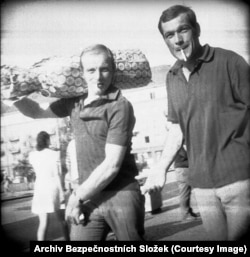 ეს კაცები პირში შესცინიან აგენტს, რომელიც ცდილობს მიიმალოს.