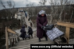 Мост через линию разграничения в Станице Луганской