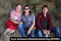 Первые «куркули» из Чермалыка до сих пор получают помощь от «Берегини» в бухгалтерском сопровождении проектов. На фото Ольга Попова и сотрудники общественной организации Анжела и Валерий Шарамко (слева направо)