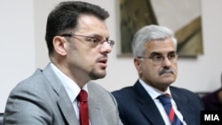 Petar Gošev (desno), bivši guverner Narodne banke Makedonije, te nekadašnji ministar finansija (levo) Zoran Stavrevski na fotografiji iz Skoplja iz maja 2010. godine.