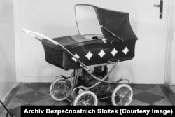 ეს საბავშვო ეტლი მაღალი ხარისხის ვიდეოკამერას მალავს.