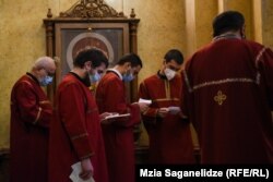 სტიქაროსნები ესწრებიან ნათლისღების დღესასწაულს სამების საკათედრო ტაძარში.