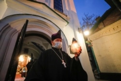 Празднование Пасхи в Киево-Печерской Лавре, ныне закрытой на карантин