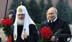 Ruski predsjednik Vladimir Putin i patrijarh Kiril položili su cvijeće na spomenik na Crvenom trgu u blizini Kremlja, obilježavajući Dan nacionalnog jedinstva u Moskvi 4. novembra 2018. godine.