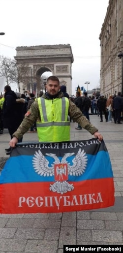 Сергій Мюньє під час протестів у Парижі