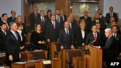 Izbor nove Vlade Crne Gore u Skupštini, lijevo bivši premijer Đukanović, desno novi - Duško Marković
