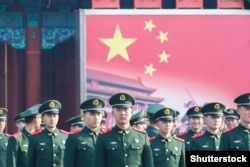 Китайские солдаты на площади Тяньаньмэнь в Пекине