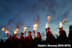 'Ni Srbija nije mogla ravnodušno da gleda da se kopaju rovovi i tranšeje po selima, da se formiraju kosovarski punktovi na značajnijim saobraćajnicama, da se iz otvorenih vojnih magacina u Albaniji ilegalno prebacuju ogromne količine naoružanja i municije na Kosovo.' (Na fotogafiji obeležavanje 20 godina UČK na Kosovu, 2018)