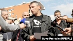 Nevladina organizacija Krug života organizovala je skup podrske roditeljima inficiranih beba, koji štrajkuju ispred bolnice u Bijelom Polju, foto: Savo Prelević