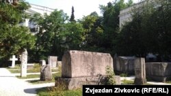 Stećci u botaničkoj bašti Zemaljskog muzeja BiH