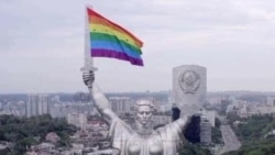 Організатори Kyiv Pride «прикрасили» монумент у Києві прапором ЛГБТ. Хоч насправді ніхто прапор на монумент не закріплював: він просто пролітав повз монумент, а інший дрон просто зняв прапор у такому ракурсі