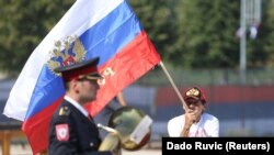 "Rusi vide da je to (Zapadni Balkan) prostor na koji mogu doći." (na fotografiji: zastava Rusije na trgu u Banjoj Luci uoči dolaska ruskog šefa diplomacije Sergeja Lavrova, rujan 2018.)