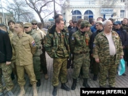 Участники отрядов «самообороны Севастополя» в строю на улице Ленина, февраль 2015 года