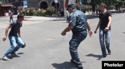 Демонстранти грають у футбол із поліцією на заблокованому проспекті Баграмяна в Єревані, 25 червня 2015 року