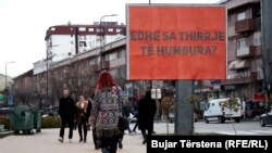 Tri bilborda su postavljena u Prištini u znak sjećanja na dvije žene koje su ubili njihovi muževi.