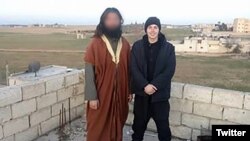 Armin Čurt (desno) navodno u Alepu, 2016. godine. Fotografija je podijeljena na Twitteru.