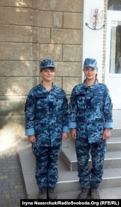 Ліцеїстки Валя Шельвінська (зліва) і Христина Гажим