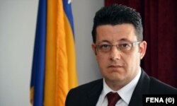 Aljoša Čampara, ministar unutrašnjih poslova entiteta Federacija BiH je u apelaciji naveo da Dodikove najave o derogiranju nadležnosti države BiH "imaju sve elemente planiranog i ciljanog udara na ustavnopravni poredak BiH", te da pokazuju kako on "djeluje neustavno".