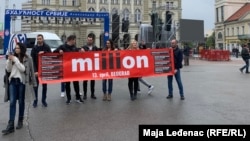 Aktivisti protesta "1 od 5 miliona" ispred bine u Novom Sadu