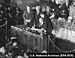 დინ აჩესონი, აშშ სახელმწიფო მდივანი ხელს აწერს ვაშინგტონის ხელშეკრულებას. 1949 წ. 4 აპრილი, ვაშინგტონი