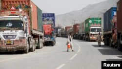 سلګونه ټرکونه د ډیورنډ پر کرښه په ترانزیتي لارو کې بند پاتې دي.