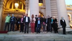 Poslanici vladajuće većine na ulazu u Narodnu skupštinu, Beograd, 11. maj 2020. godine